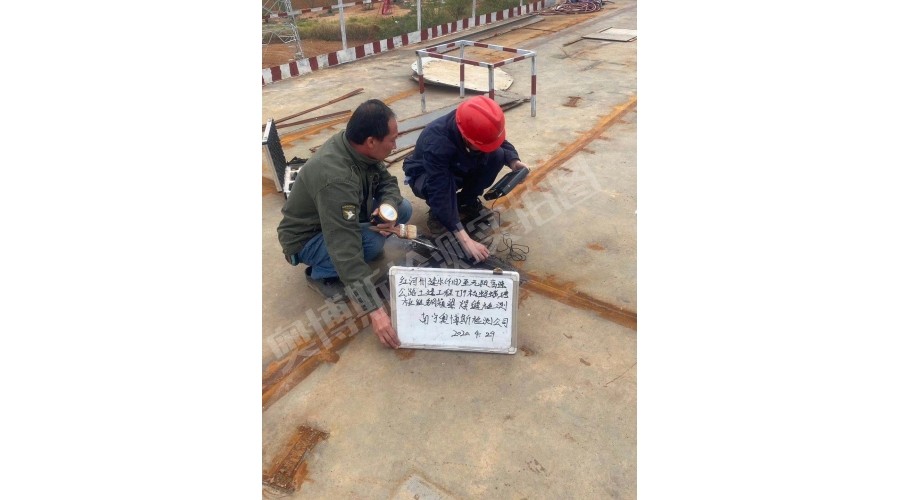 云南，紅河州建水至元陽高速公路土建工程，螞蝗塘匝道鋼箱梁焊縫檢測現(xiàn)場作業(yè)